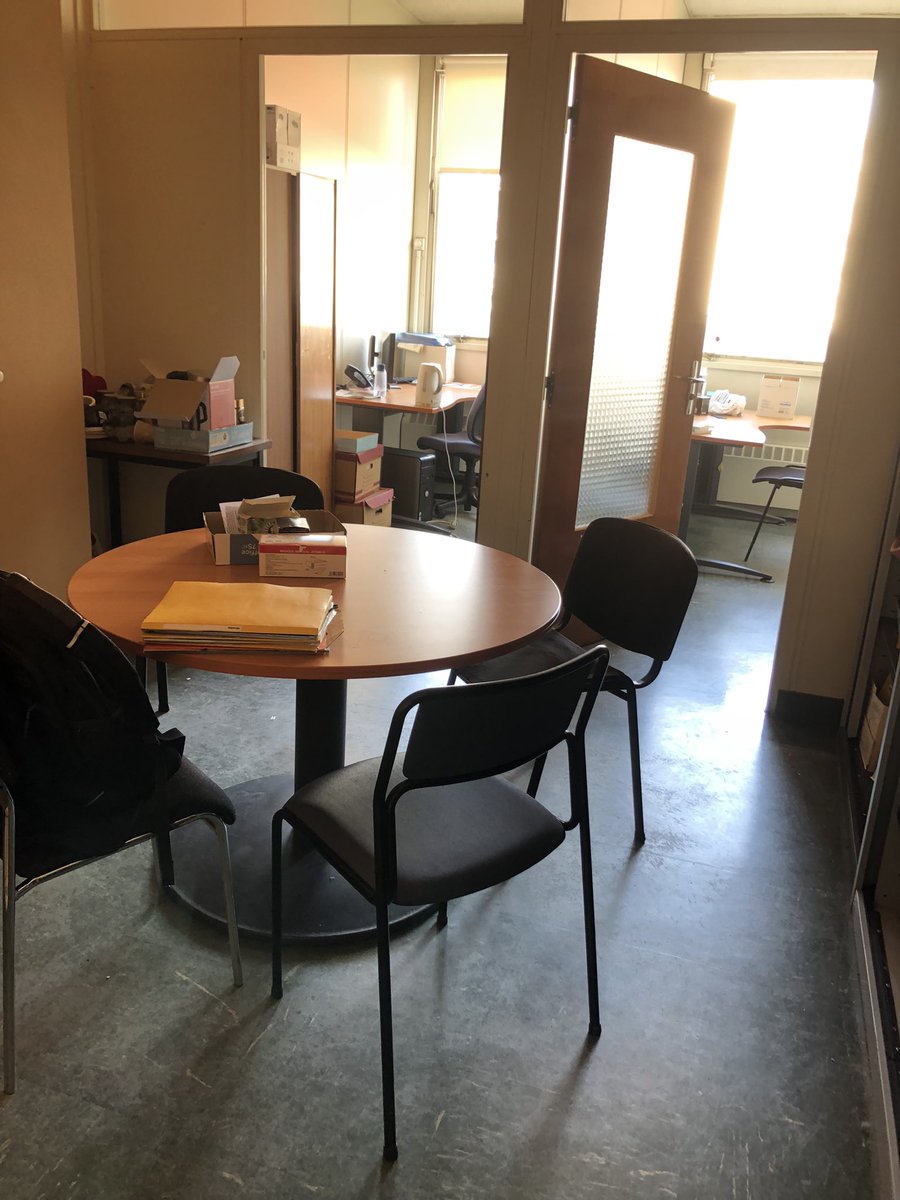 EMRollinat's tweet photo. De #Censier à #Nation @Sorbonne_Nvelle Retrouver dans un petit bureau tous les programmes de théâtre que j’y avais stockés lors d’un déménagement. Les jeter. Non finalement, les garder. Une vie de spectatrice. Les pièces dont je me souviens, celles que j’avais oubliées… https://t.co/UhITgv4iIi