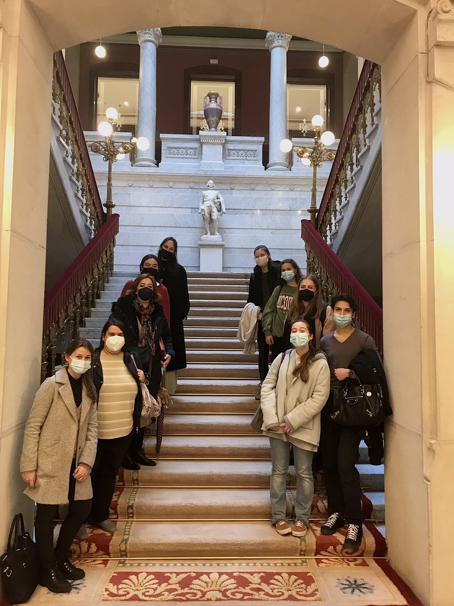 aranchasegura's tweet photo. Las asignaturas de Lengua y Redes Sociales del Grado de Humanidades @USPCEUHumYCom hemos aprendido y profundizado en una institución muy especial. ¡Mil gracias a la RAE @RAEinforma por una mañana fantástica! @AmaliaCEU @ariasandgli @USPCEU https://t.co/imBwDupPTr