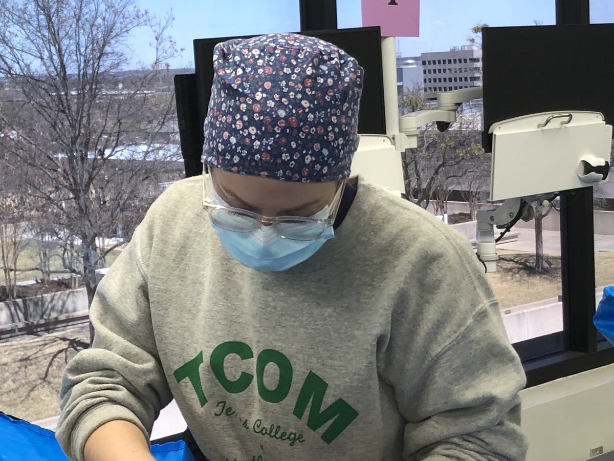 UNTHealth_TCOM's tweet photo. A unique opportunity for #TCOM fourth-year students to train in the @UNTHSC Anatomy Lab. @JPS_Health surgeon Dr. Rajesh Gandhi worked with recently matched students, many going into surgery & emergency medicine, on proper surgical techniques before they head off to residency. https://t.co/ux2OjZexIY