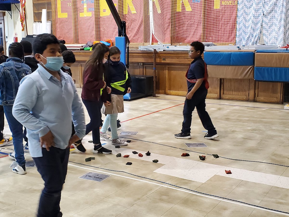 Aurich227's tweet photo. @LehighGapNature in the @asdcentral house! 4th grade learning all about watersheds and pollution effects. #howkidslearn #asdcommittedtoexcellence https://t.co/jYRQMiDHxN
