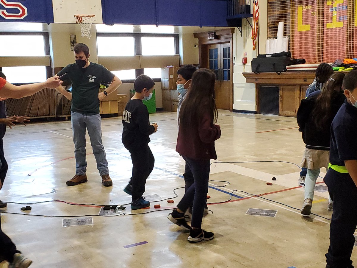 Aurich227's tweet photo. @LehighGapNature in the @asdcentral house! 4th grade learning all about watersheds and pollution effects. #howkidslearn #asdcommittedtoexcellence https://t.co/jYRQMiDHxN