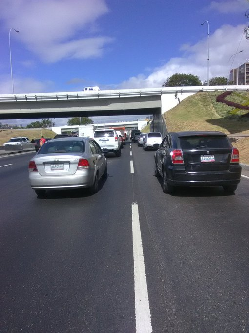 oasistereo1's tweet photo. #ReporteVial Vía:@tumototrafico #AGCG #AFF presenta marcha lenta de vehículos después de los Ruices hasta #Chacao cuadrilla laborando en la isla central frente al C.C.C.T. #25Ma #OasisVial https://t.co/UbMkz2P2Ev