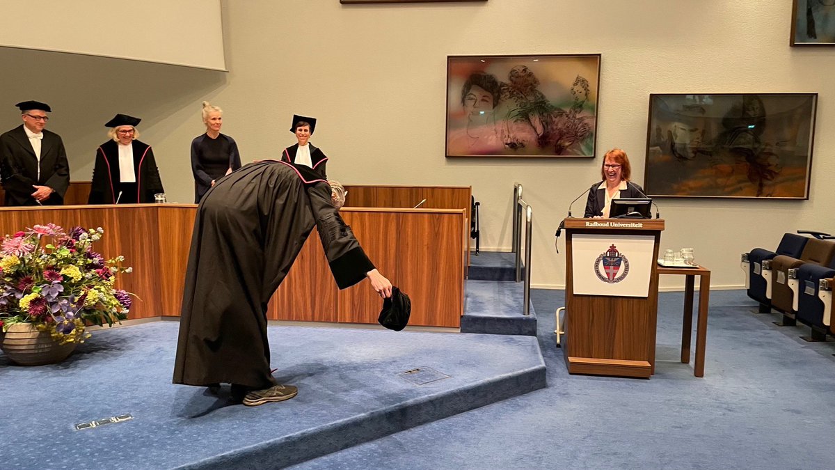 basbloem's tweet photo. I (literally!) took off my hat for the amazing @SaraRiggare who successfully-and brilliantly-defended her #PhD thesis today. Her beautiful work focuses on #personalscience, #selftracking &amp; #quantifiedself. Inspirational work that places people living with #Parkinson at the helm. https://t.co/0v5V10sBvj
