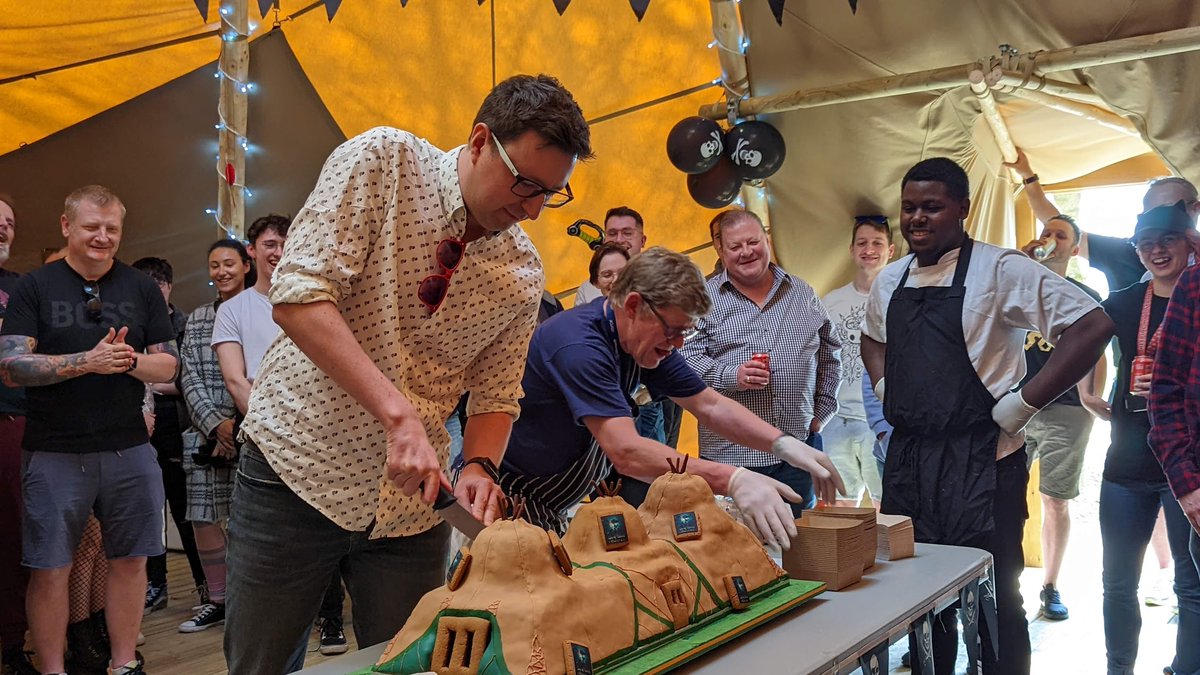 We may be a week late but fourth anniversary celebrations for @SeaOfThieves are afoot at @RareLtd HQ today, and how do we mark four years of pirates, plunder and dynamic working conditions? With free food in the new, grandiose Tentorium, of course! Look at those happy faces ♥