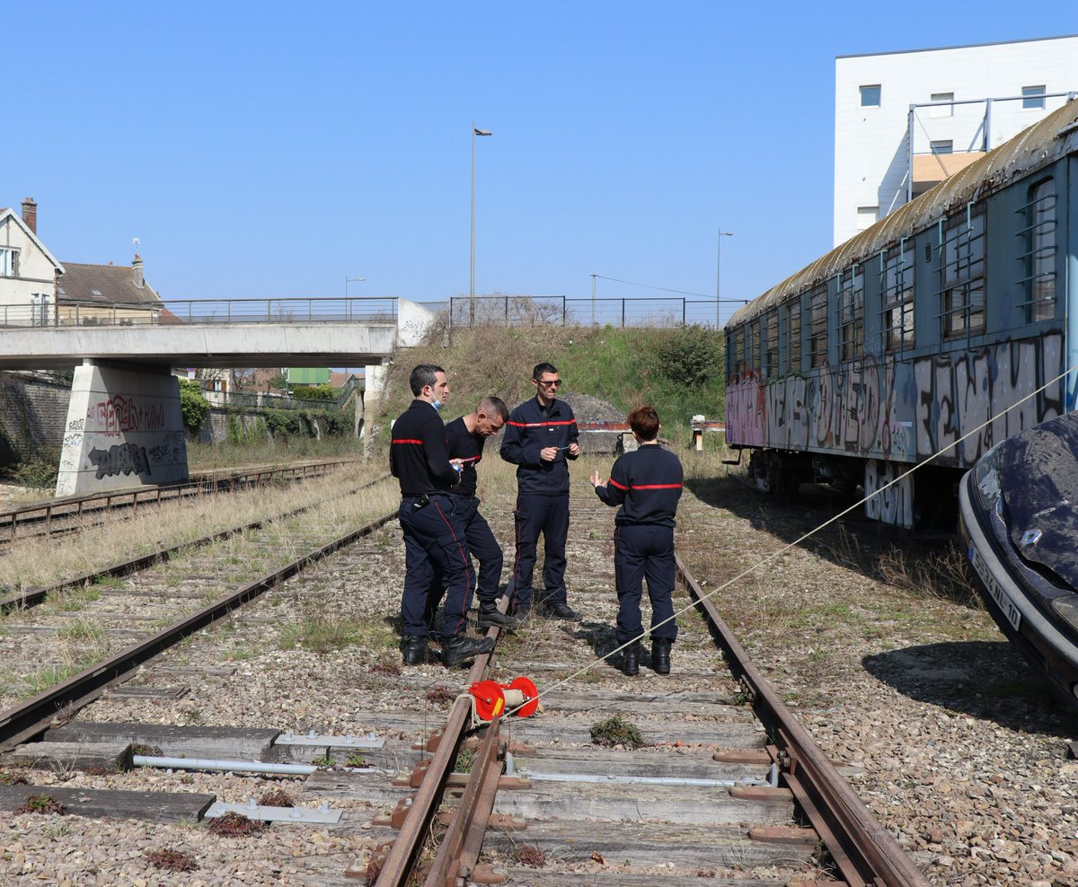 SDIS_10's tweet photo. [FORMATION] Retour en images de la mise en situation professionnelle secours routier des sapeurs-pompiers sur voie ferrée à #Troyes couplée à la formation des formateurs-accompagnateurs organisée pour la 1ère fois dans l’Aube en collaboration avec le @SDIS51 #APC #FORACC #MSP #SR https://t.co/v95u200syR