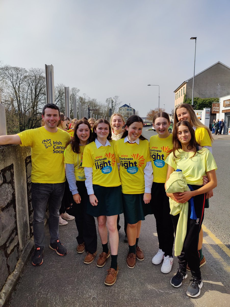 LoretoClonmel's tweet photo. A beautiful day to walk for #DaffodilDay2022 💛 

Well done to everyone who took part in our 4km walk through Clonmel and along the Suir Blueway today. Thanks to all of our students, staff and wider community who have donated so far. We have raised over €1,100 🤗 https://t.co/UL2lLUJL6v