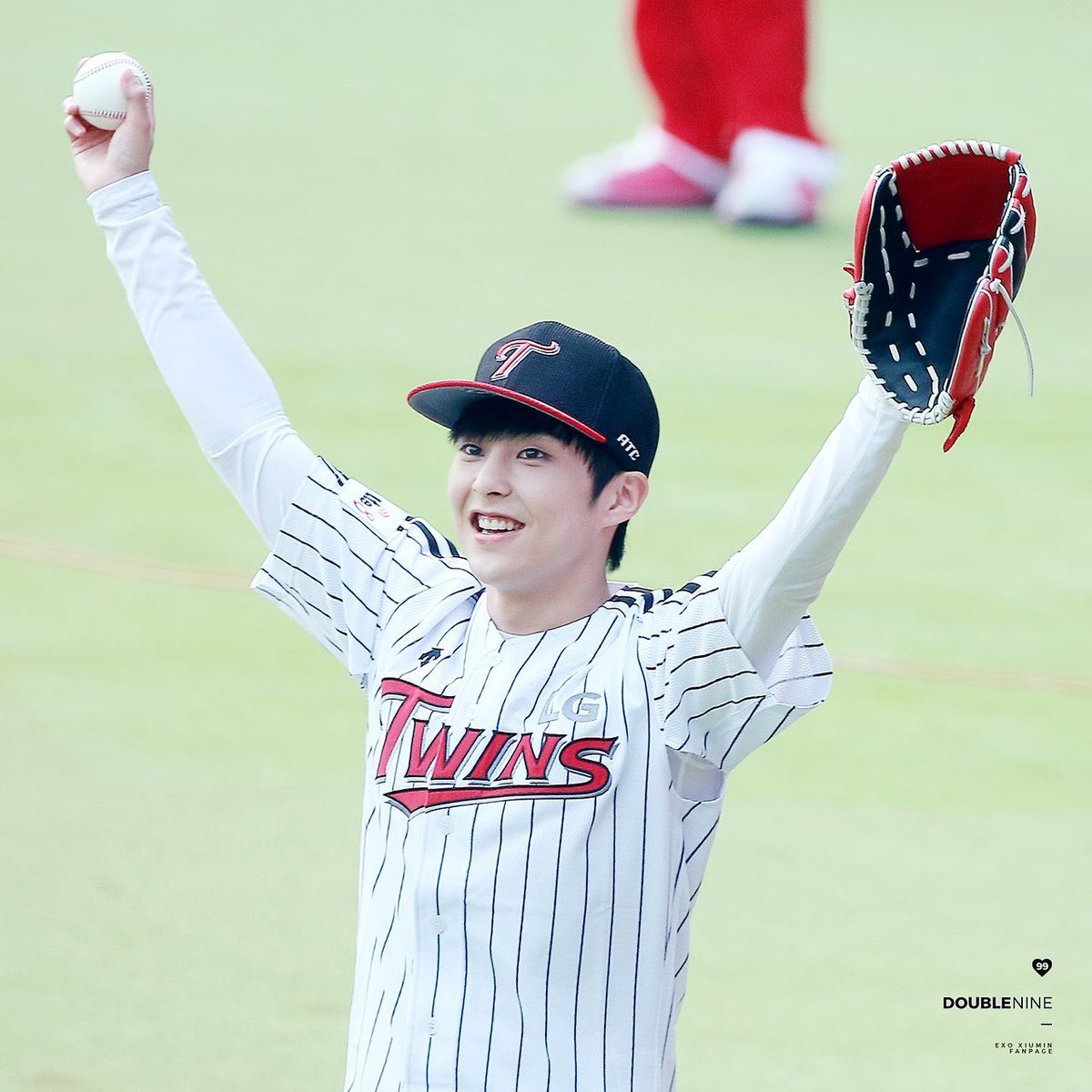 SehunBeauty1485's tweet photo. یک عالمه عکس برای سولوش نگه داشته‌بودم
الآن برای تولدش میذارم
ریپ بزنین لطفا
#HAPPYXIUMINDAY
#사랑하는민석아_생일축하해
@weareoneEXO 
@layzhang @B_hundred_Hyun https://t.co/CBLAyQtzHS
