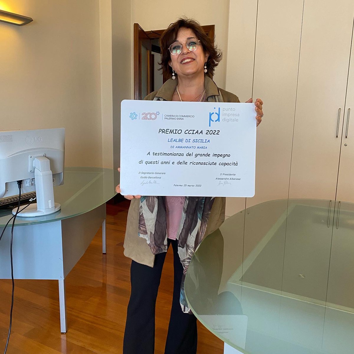 laura_ammannato's tweet photo. Un premio che mi onora, mi gratifica, mi emoziona e mi incoraggia ad andare sempre avanti 
Oggi sono davvero felice 
Grazie ❤️
#resilienza #bedandbreakfast #lealbedisicilia #palermo #Sicilia #turismo #ricettività @PID_CamCom https://t.co/DGNyk6crfY