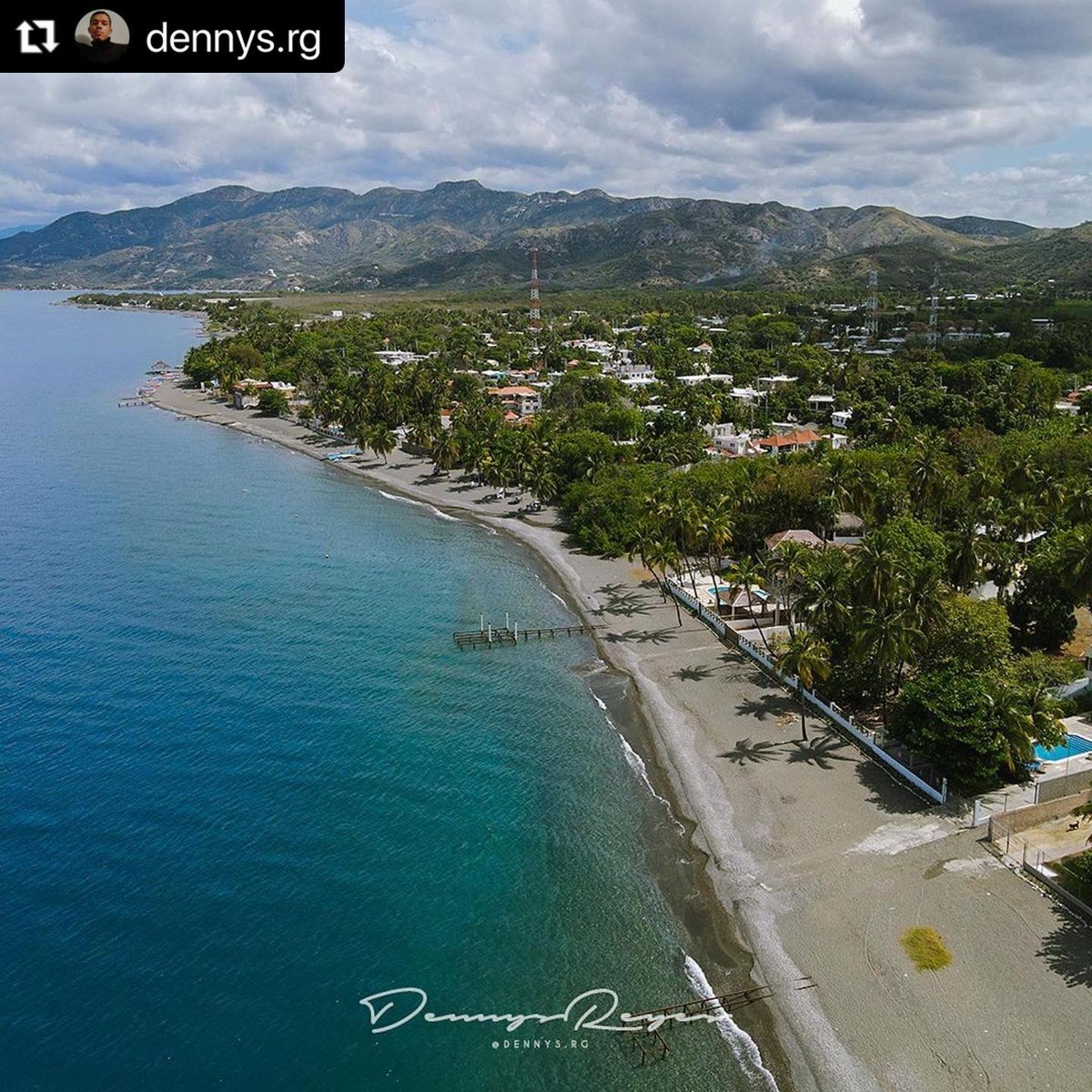 Playa Palmar de Ocoa, una belleza natural de la provincia de Azua. 🇩🇴
.
.
📸: @dennys.rg 
.
.

#marcaazua #iloveazua #visitazua #carribean #travelgram #igtravel #carribeanvibes #beachlife #endlesssummer #dominicanrepublic #azuamidestino #descubreazua #azuatienepotencial