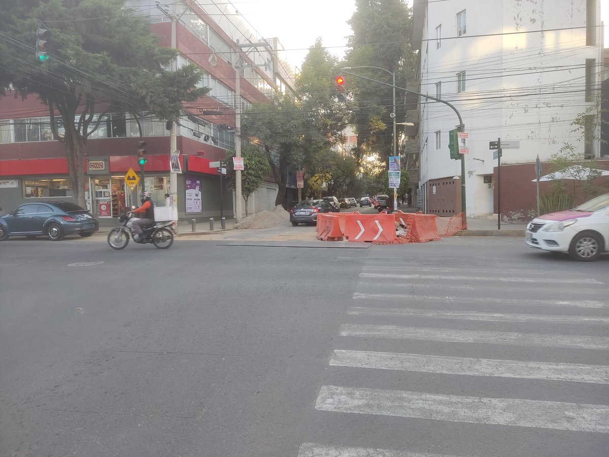 Por omisión o negligencia, por obras abandonadas, se ha formado  "bachezote" en calle Texas  esquina Pensilvania <a href="/LaNapolesCdMx/">La Nápoles CdMx</a> . Polvo y basura. Pasan semanas y meses y nadie hace nada. 

<a href="/BJAlcaldia/">Alcaldía de Benito Juárez</a> 
<a href="/STaboadaMx/">Santiago Taboada</a> 
<a href="/Claudiashein/">Claudia Sheinbaum Pardo</a> 
<a href="/Seg_NapolesDF/">Seguridad NapolesDF</a> 
<a href="/vecinosnapoles/">vecinosnapoles</a>
