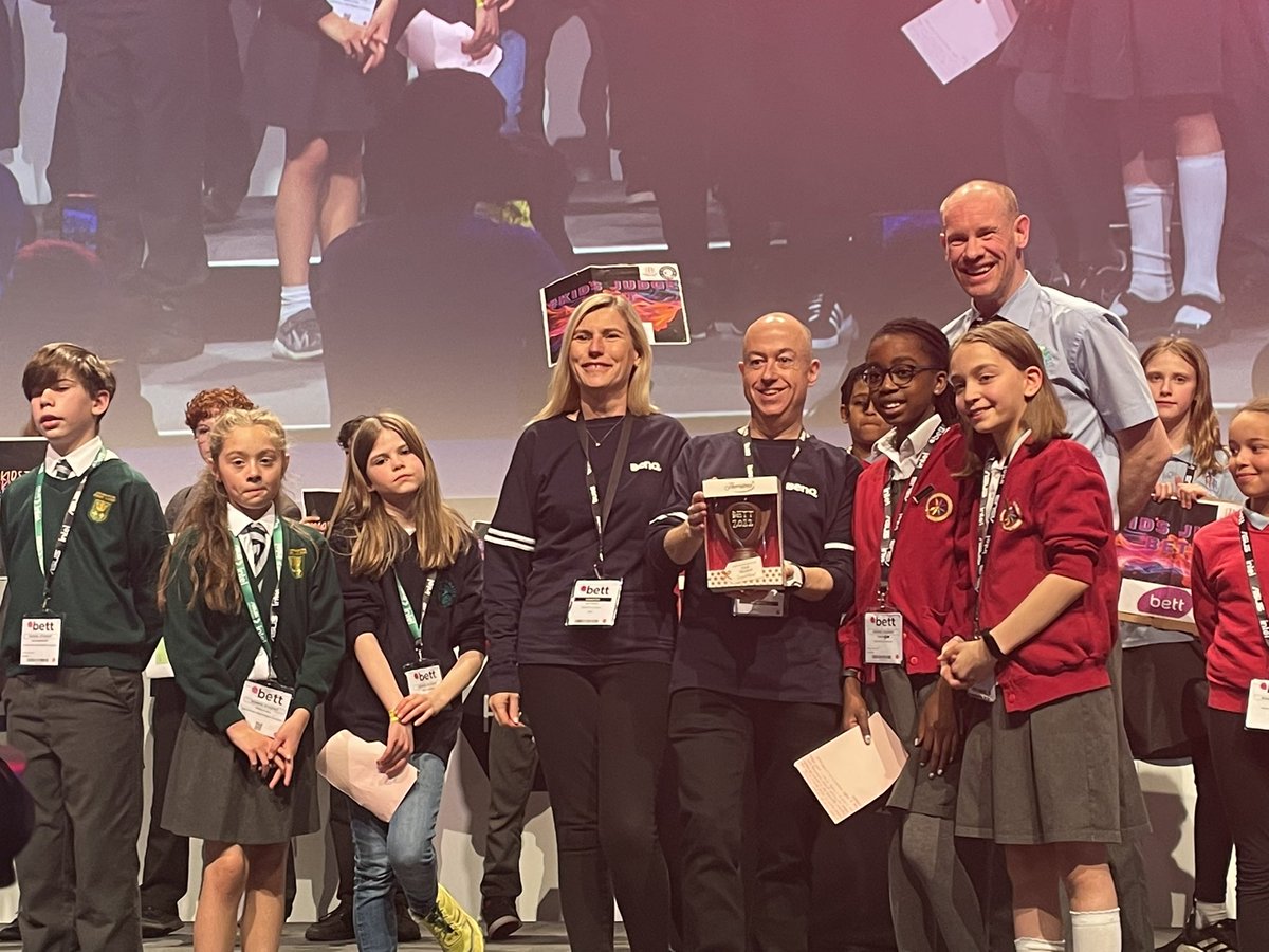 Our pupils presenting an award to @BenQBusinessUK for #KidsJudgeBett. Such an incredible opportunity ❤️ @Bett_show @katypotts