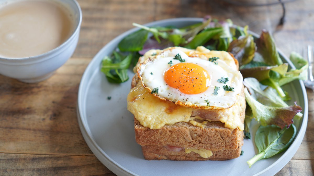 ichininmae_1's tweet photo. 【本日の動画】半熟ふわとろクロックマダムとミルクたっぷりカフェオレ☕️🍳

休日ちょっと贅沢したいときに

お気に入り食パンをカリっと焼いて
お豆腐ホワイトソースたっぷりで
最後、とろとろ半熟目玉焼きものせます

大好きなカフェオレがおとものドリンク

休日ぜひ
⬇︎
https://t.co/sRtIJY21ve https://t.co/nL7ECcLMf3