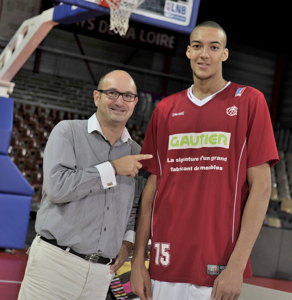 GautierFrance's tweet photo. 10 ans séparent ces deux photos ! Cette aventure démarrée il y a 10 ans avec @rudygobert27 se poursuit. Signé récemment sur une table Gautier, notre partenariat permettra de meubler plusieurs centres pour enfants par le biais de la #RudysKidsFoundation. #RudyGobert https://t.co/QdsX5Qjnpm