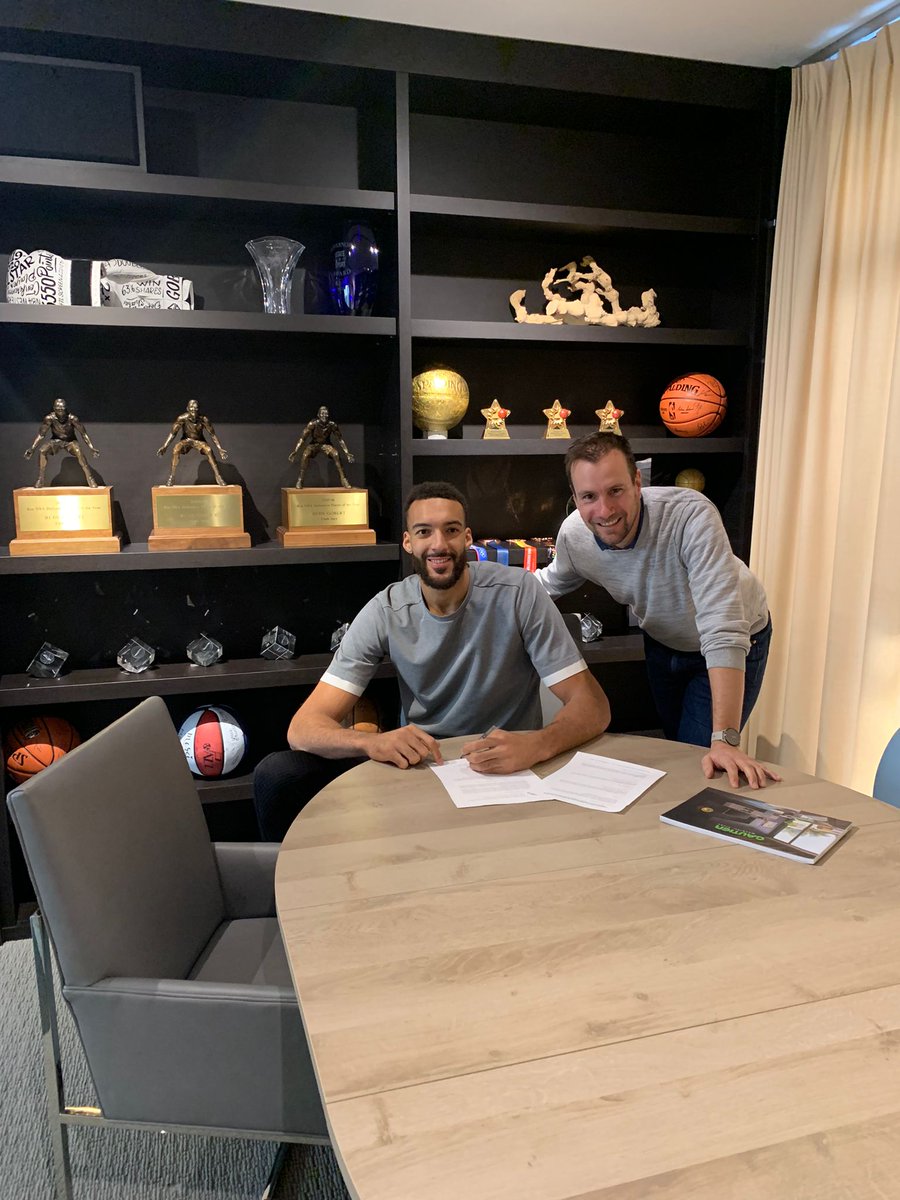 10 ans séparent ces deux photos ! Cette aventure démarrée il y a 10 ans avec <a href="/rudygobert27/">Rudy Gobert</a> se poursuit. Signé récemment sur une table Gautier, notre partenariat permettra de meubler plusieurs centres pour enfants par le biais de la #RudysKidsFoundation. #RudyGobert