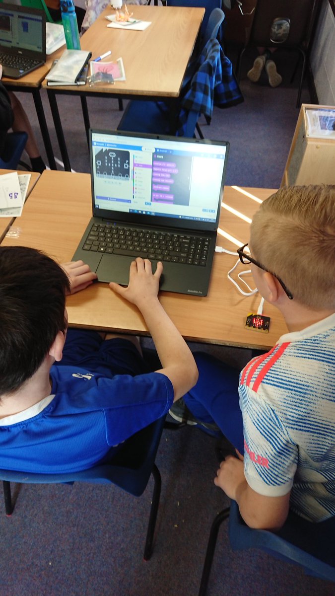 Year 5 learning to programme Microbit computers with block coding. They're already better than me... 😂🦊💻