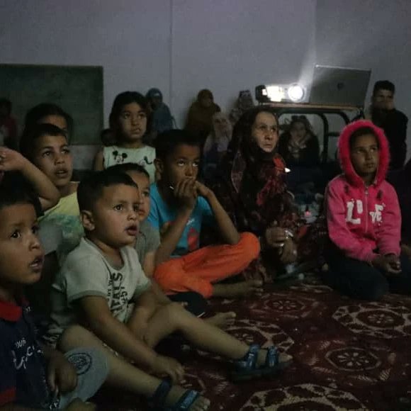 EFA_Rasd's tweet image. Continúan las proyecciones que ofrece la escuela de formación audiovisual Abidin Kaid Saleh en la wilaya de Dajal, donde se proyectaron dibujos animados para los más pequeños, así como producciones de la escala para los mayores