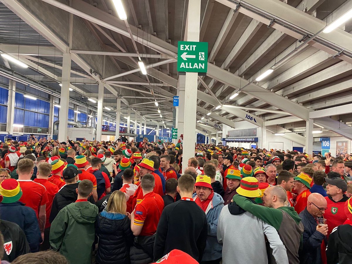 FansEurope's tweet photo. 🏴󠁧󠁢󠁷󠁬󠁳󠁿 FSE #FansEmbassies were in Cardiff last night for the Wales vs. Austria #WorldCup playoff. 

🤝 Credit to @WeAreFSACymru for all the work they put into home &amp; away games. https://t.co/YtkP11Tx2c