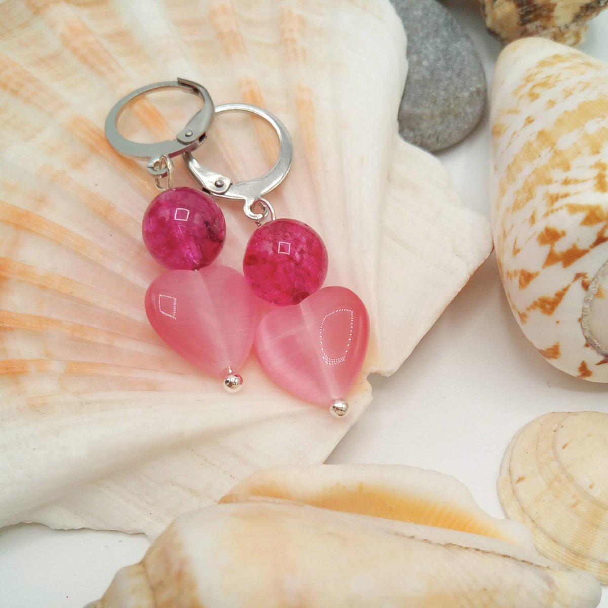 These pretty Pink Heart & Fuchsia Crackle Bead Earrings can be posted to you today. Price is £9 + P&P. folksy.com/items/7762492-… #newonfolksy #folksy365 #folksy #folksyshop #beadedearrings #pinkearrings #heartearrings #pinkheartearrings #birthdaygift #anniversarygift #giftforher