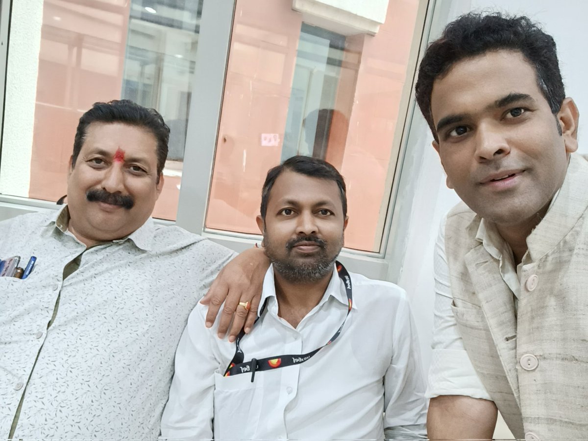 akhileshsi1's tweet photo. आज झारखंड विधानसभा के बजट सत्र का अंतिम दिन है। तीन लीडिंग अखबारों के स्टेट क्राइम रिपोर्टर लगातार विधानसभा की कवरेज करते रहे, खबरें पहुंचाते रहे। तस्वीर में मेरे साथ @DilipJour और Vinod Ojha भैया... https://t.co/JRZWB5qSvV