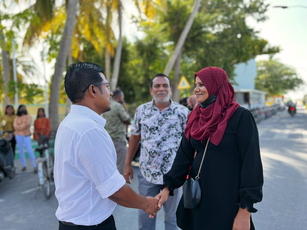 Simwarr's tweet photo. ގެއަކަށް ފަހު ގެއަކަށް 💪

އޭދަފުށީ ހަމަ ގަދަކޮށް އިންތިއާ އެކީ 💛

#HappeningNow
Ba.Eydhafushi
#InthiAaEku 
@Imthiyazfahmy 
#ThilafathugeRamz https://t.co/lCVNUrI3an