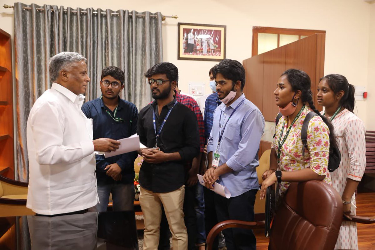 VSOMANNA_BJP's tweet photo. ವಿಧಾನಸೌಧದಲ್ಲಿ ಕರ್ನಾಟಕ ಅರಣ್ಯ ಪದವೀಧರರ ವಿದ್ಯಾರ್ಥಿಗಳ ಸಂಘ, ಶಿರಸಿ ಮತ್ತು ಪೊನ್ನಂಪೇಟೆ ಇವರ ನಿಯೋಗದವರು ಅರಣ್ಯ ಇಲಾಖೆಯ ನೇರ ನೇಮಕಾತಿಯಲ್ಲಿ ಇಲಾಖೆಯ ಪದವಿಯನ್ನು ಕನಿಷ್ಠ ವಿದ್ಯಾರ್ಹತೆಯನ್ನಾಗಿ ಪರಿಗಣಿಸುವಂತೆ ಕೋರಿ ಸಲ್ಲಿಸಿದ ಮನವಿಯನ್ನು ಸ್ವೀಕರಿಸಿ, ಸಂಬಂಧಿಸಿದ ಇಲಾಖೆಯ ಜೊತೆ ಚರ್ಚಿಸಿ ಕ್ರಮ ಕೈಗೊಳ್ಳುವುದಾಗಿ ತಿಳಿಸಲಾಯಿತು. https://t.co/wKg8q9hzS7