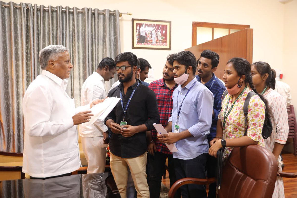 VSOMANNA_BJP's tweet photo. ವಿಧಾನಸೌಧದಲ್ಲಿ ಕರ್ನಾಟಕ ಅರಣ್ಯ ಪದವೀಧರರ ವಿದ್ಯಾರ್ಥಿಗಳ ಸಂಘ, ಶಿರಸಿ ಮತ್ತು ಪೊನ್ನಂಪೇಟೆ ಇವರ ನಿಯೋಗದವರು ಅರಣ್ಯ ಇಲಾಖೆಯ ನೇರ ನೇಮಕಾತಿಯಲ್ಲಿ ಇಲಾಖೆಯ ಪದವಿಯನ್ನು ಕನಿಷ್ಠ ವಿದ್ಯಾರ್ಹತೆಯನ್ನಾಗಿ ಪರಿಗಣಿಸುವಂತೆ ಕೋರಿ ಸಲ್ಲಿಸಿದ ಮನವಿಯನ್ನು ಸ್ವೀಕರಿಸಿ, ಸಂಬಂಧಿಸಿದ ಇಲಾಖೆಯ ಜೊತೆ ಚರ್ಚಿಸಿ ಕ್ರಮ ಕೈಗೊಳ್ಳುವುದಾಗಿ ತಿಳಿಸಲಾಯಿತು. https://t.co/wKg8q9hzS7