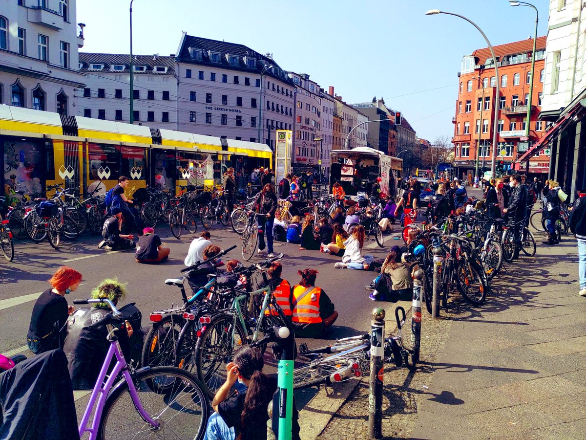 Gute Stimmung, tolle Redebeiträge, super Livemusik, geiles Wetter auf dem Rosenthaler Platz beim antikapitalistischen und intersektionalen Fahrradzubringer! 🚲✊ Bis gleich im Antikap-Block! #PeopleNotProfit #b2503