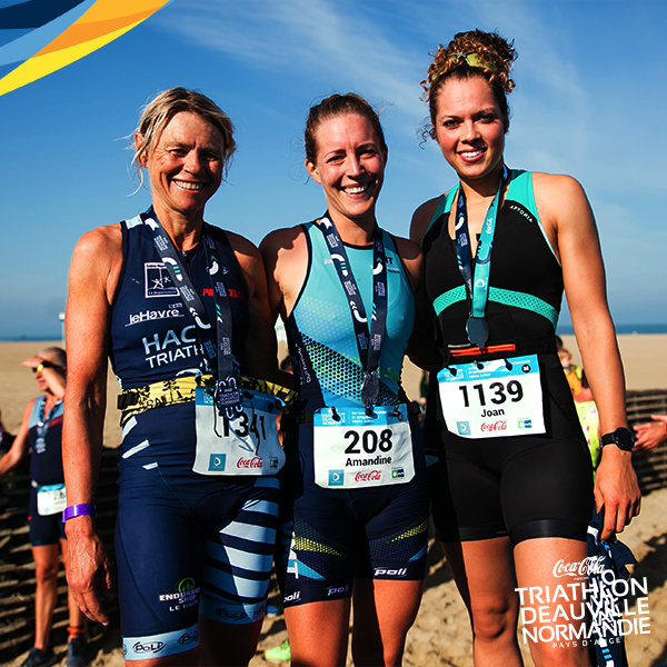 Tout sourire avec la médaille du @trideauville autour du cou 🤩🏅

#TRIATHLONDEAUVILLE
