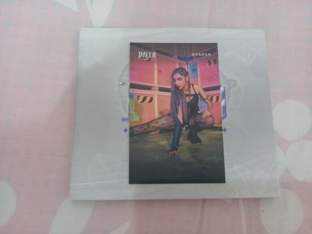 sicastarlight's tweet photo. My @dollaofficialMY #DOLLA #BAD #DOLLAMiniAlbum just arrived today &amp; I pulled @syasya_rzl photocard! 😍 https://t.co/ce9kyE8RE3