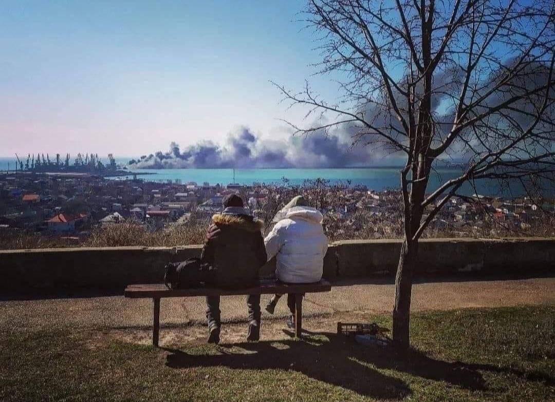 Кохання – це дивитися разом, як горить російський військовий корабель ❤️🇺🇦