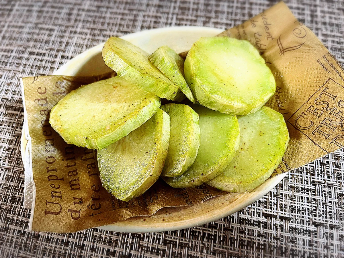 ブロッコリーの芯を素揚げにして塩を振りかけると美味しい！ほんと美味しい！！！