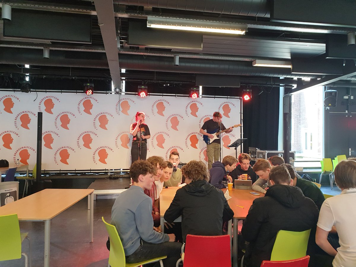 tbl_oss's tweet photo. Open Podium tijdens de middagpauze https://t.co/nDXXNoGZQV