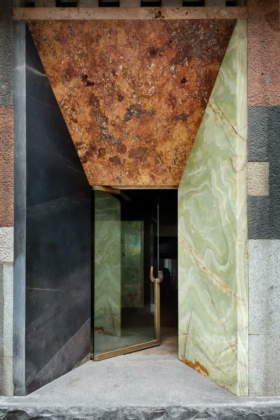 Hay puertas que siempre nos han llamado la atención, y esta de Francisco Alonso en Madrid es una de ellas. #Arquitectura #Architecture
