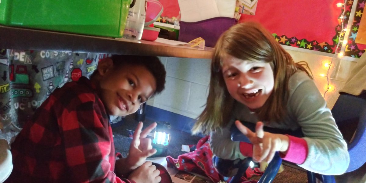 MayerFirstGrade's tweet photo. The PBIS Forts, Fiction, and Flashlights Party!! 🔦❤📚 #SpringintoGSD #PirateSpark https://t.co/T6FQRYUEOJ