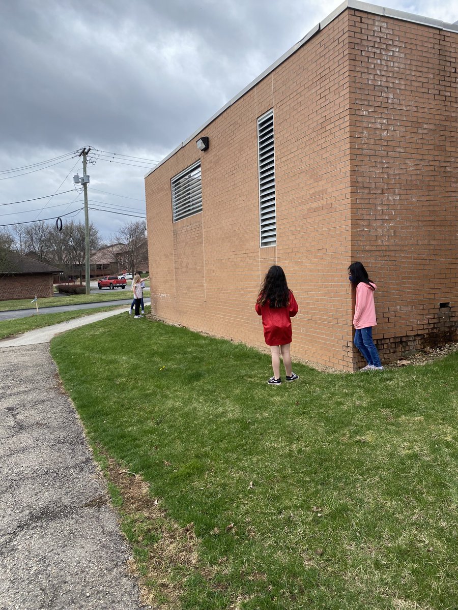 MillB19's tweet photo. IRE fifth graders testing how sound travels through different mediums. These scientists can definitely make some “noise”. ⁦@ireDCSD⁩ https://t.co/VdsZQn9LBo