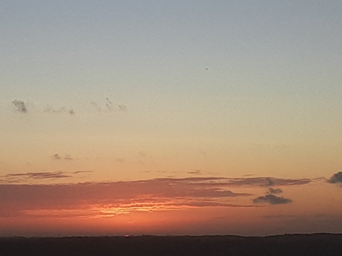WeatherRD's tweet photo. Amanecer 😉. #ThePlotoHour #sunrise #conpartetuamanecer https://t.co/3WoYBtPMkp