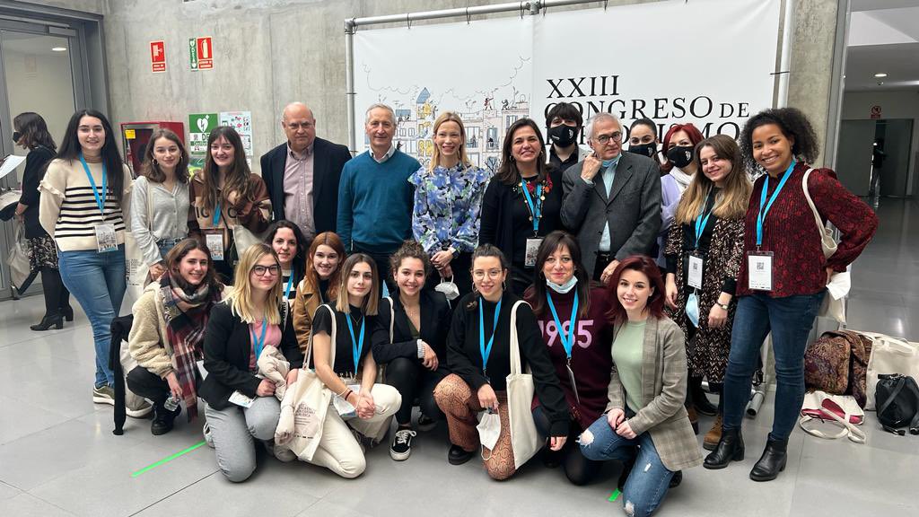 cmartalazo's tweet photo. Foto de recuerdo de alumnas, egresados y profesorado de #periodismounizar en #CongresoHuesca @Periodistas_APA con nuestra presidenta y decana @S_Castillero y el presidente de FAPE @RdrguezNemesio Muy pronto lo contamos en @EntremediosUZ @RadioUnizar https://t.co/6SetDQBFIU