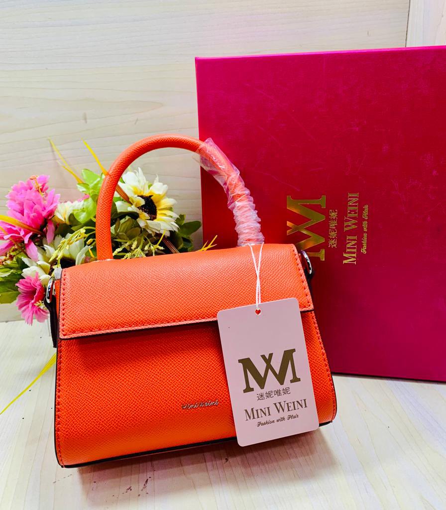 bunmiherself's tweet photo. You get class ? Mr Bayo 
See this pretty waiting for you patiently to place your order

Price: 9,500 and it comes in a box 📦 

Mind you this is perfect for a gift 💝 Rihanna Rema Olamide https://t.co/oRy6pthA1u