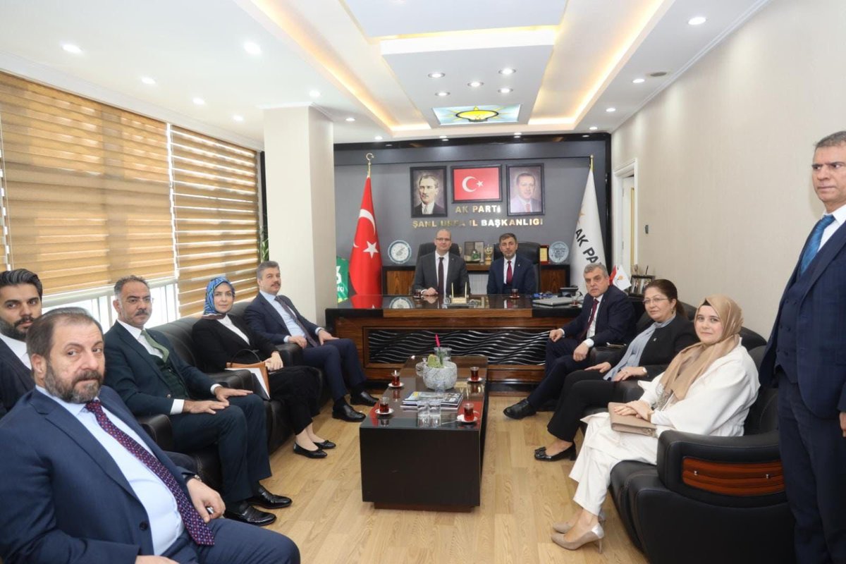 busrapaker's tweet photo. Genel Başkan Yardımcımız @AKbilgitek Başkanımız @DrOmerileri ve MKYK üyesi @cuneytyuksel_ ile ŞanlıUrfa’da bizleri karşılayan MKYK üyemiz @vildan__polat Başkanımla, Şanlıurfa İl Başkanımız @abdkirikci, yönetimi ve teşkilatımızı @akpartiurfa il başkanlığında ziyaret ettik. https://t.co/k59bh8Owg1