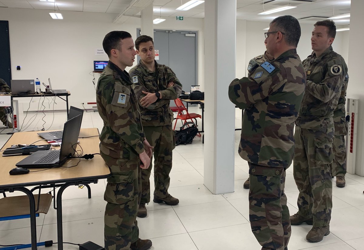 CATNC_FR's tweet photo. #DEFNET2022 Visite du général de division Lasserre, commandant @COMSIC_FR, ce jeudi 24.03, auprès des #CombattantsNumérique de la 807e compagnie de Transmissions, compagnie cyber #Ops du #COMSIC
#Cyberdéfense
@armeedeterre
@defense_ouest https://t.co/XpnMEdquw1
