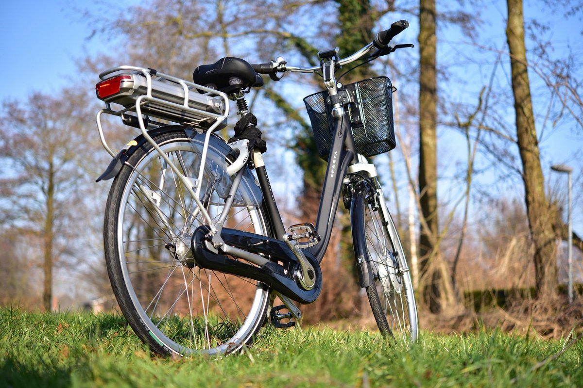 De brandstofprijzen gingen al flink omhoog, maar sinds de oorlog in Oekraïne uitbrak, zijn ze helemaal door het dak geschoten. De prijzen aan de pomp zijn torenhoog waardoor mensen gaan nadenken over een alternatief voor de auto: de e-bike! lnkd.in/e8BJM7k2