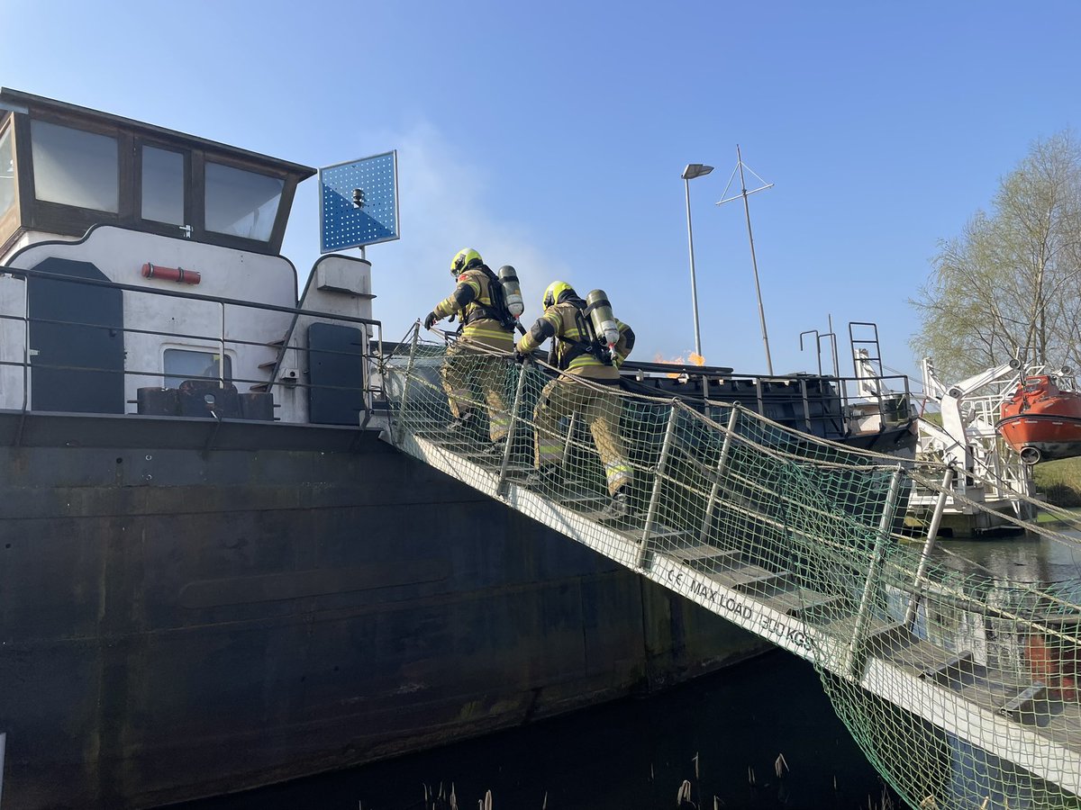 Als dagcoördinator aanwezig in <a href="/SpinelNL/">Veiligheidscentrum</a> samen met brandweerpost Grave en <a href="/Brandweercuijk/">Brandweer Cuijk</a> . #scheepsbrandbestrijding #basisprincipes