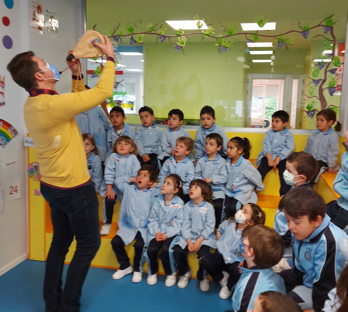 scarned0's tweet photo. En la clase de 2.⁰ de Infantil hemos tenido una visita muy especial. Nacho, el papá de Sabina, nos ha contando un montón de cosas sobre "La vendimia en La Rioja". ¡¡¡Lo hemos pasado genial!!!
#colegiosHHCC #Initio #proyecto https://t.co/ZZMlGzXlvb