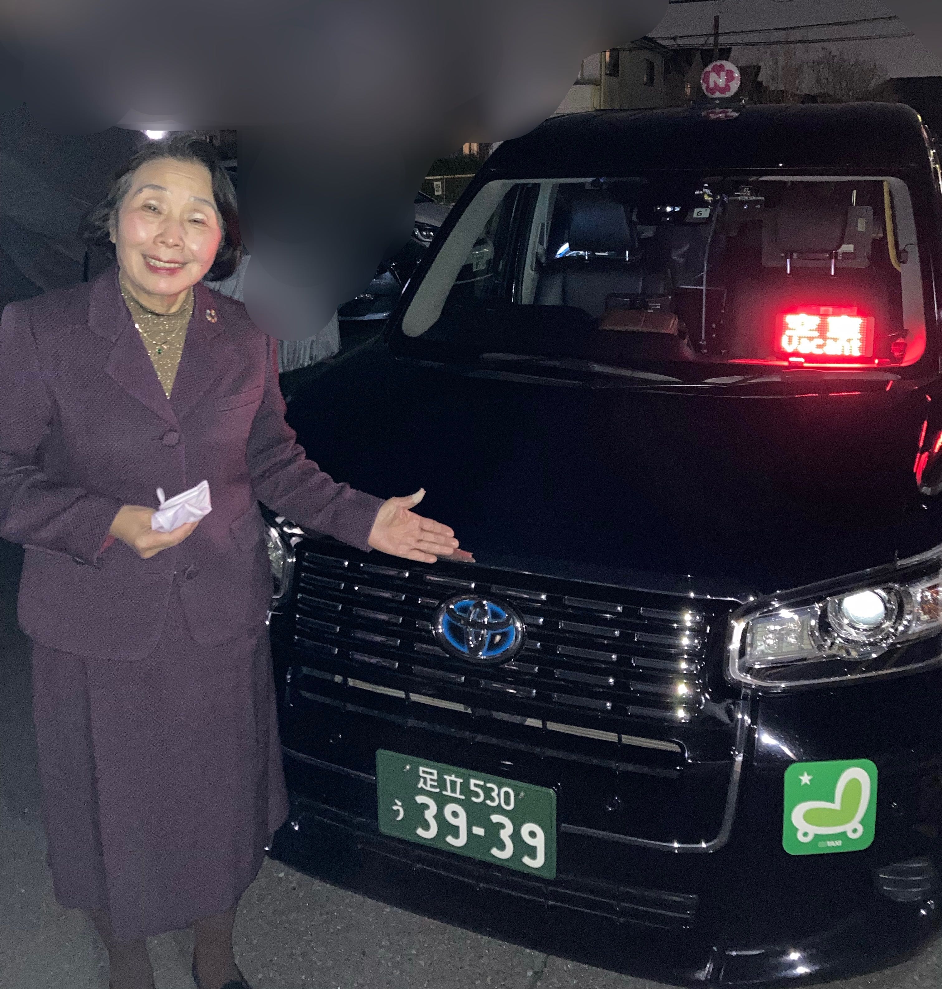 清原慶子official 昨夜乗車したのは 幸運のタクシー でした 運転士さんは この車 は 日本交通 5000台のうち7台しかない桜色の 桜にn の行灯が付いている車で 車のナンバーは 3939 桜咲く なんですよ と 思いがけない出逢いでした