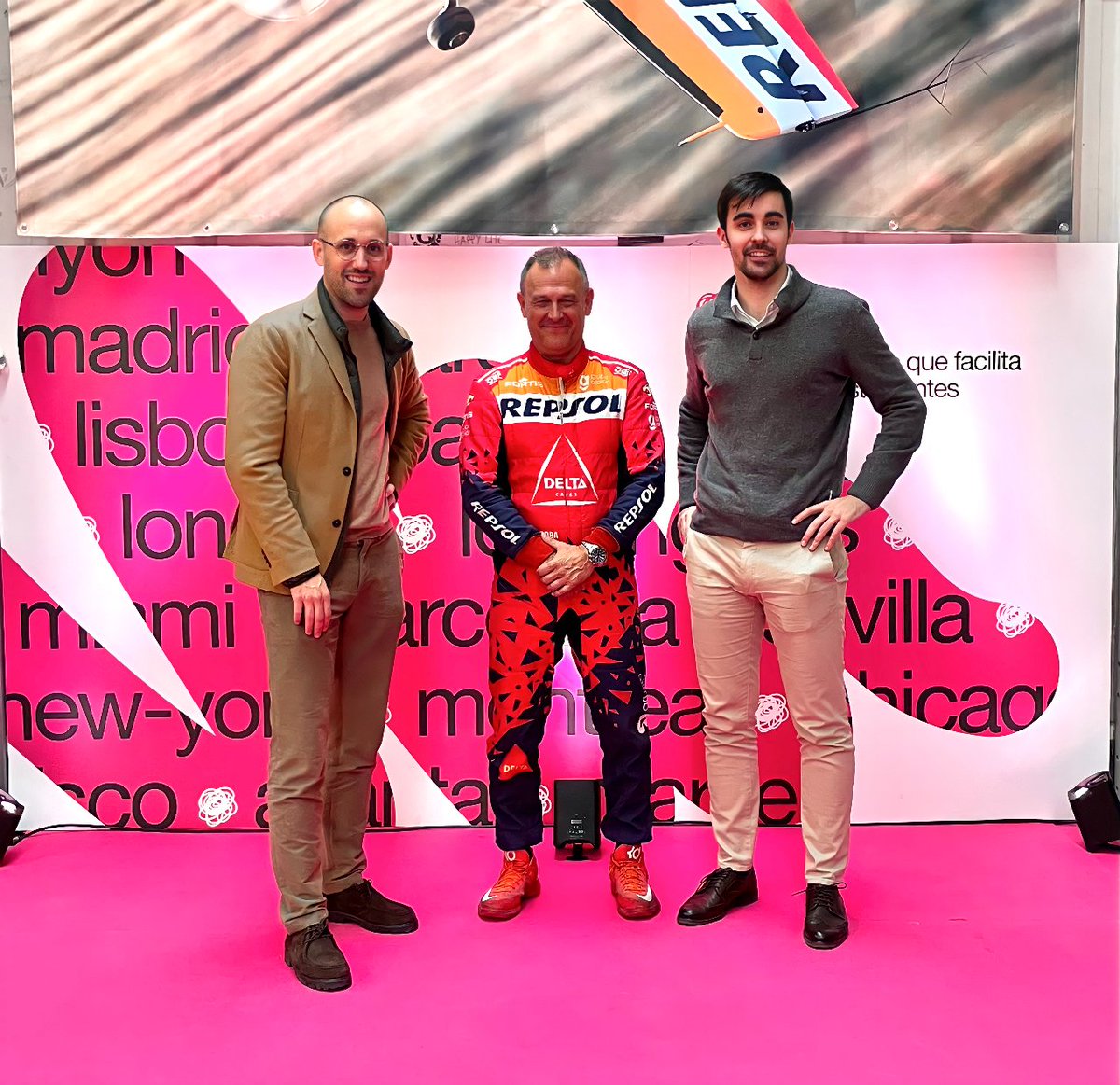 El evento no podía ser otro que en el hangar de <a href="/CastorFantoba/">Cástor Fantoba</a>  donde montamos el set con la food truck y la deliciosa comida de #gingeronroad para todos los medios que nos acompañaron ayer. Además pudieron vivir la experiencia order &amp; pay en tiempo record.