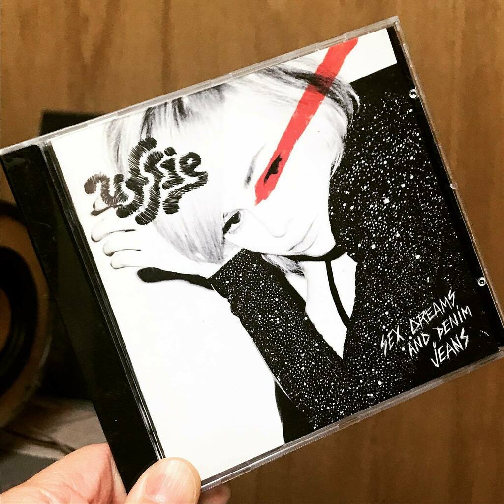 bibinba_pt's tweet photo. #今日のびびBGM
Uffie - Sex Dreams And Denim Jeans
このアルバム3年早かったらなぁ…って今でも思ってる
#uffie #edbangerrecords #electro https://t.co/GuQ1ieOnGa https://t.co/1G6BlSTsIi