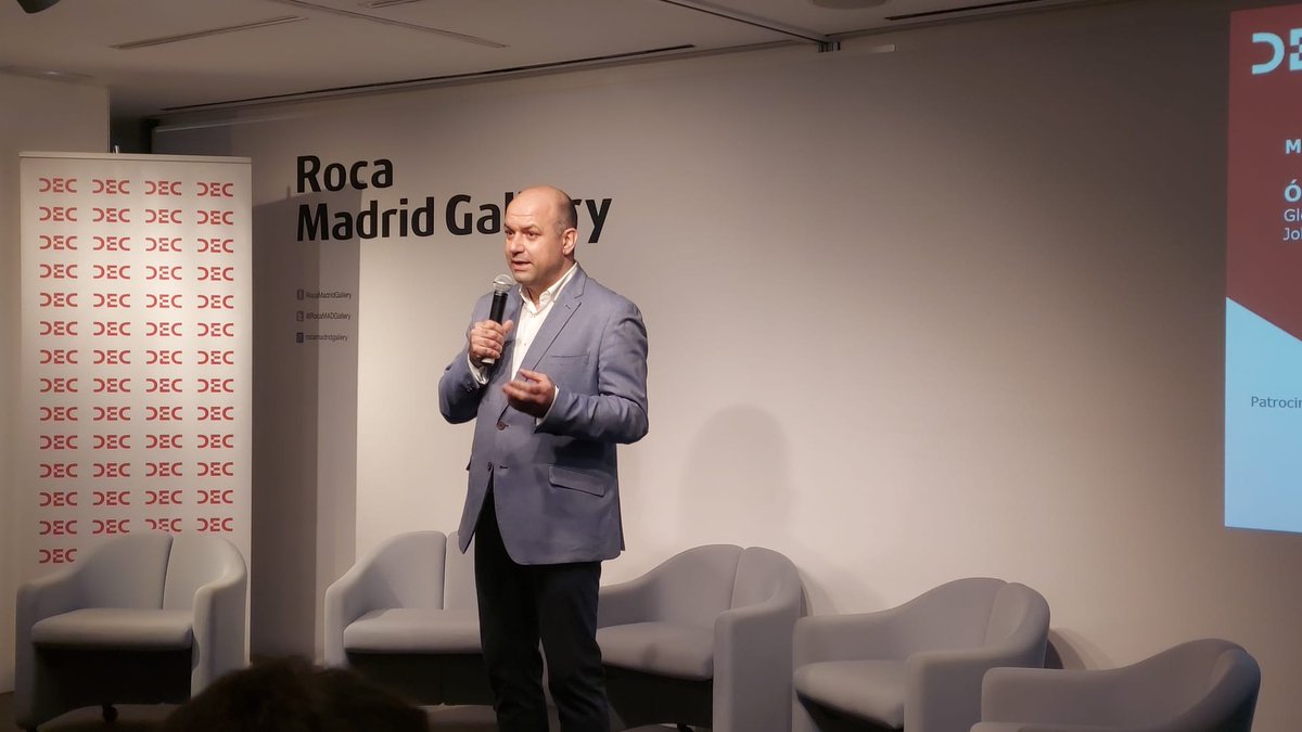 Asociacion_DEC's tweet photo. 🎯 @oscarmarinc, moderador del #ViernesDEC y Global Market &amp; Customer Insights en @JohnDeere introduce el evento.

En esta ocasión, hablaremos sobre el #CustomerData

#ViernesDEC @Asociacion_DEC https://t.co/En44BcgRWy
