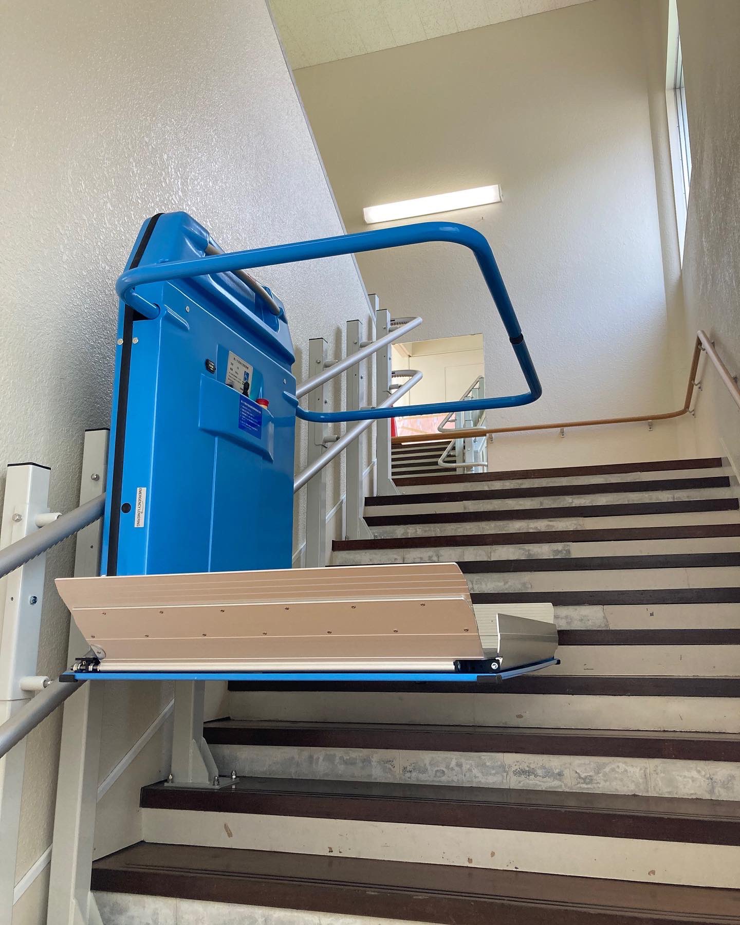 Koyo Engineering 広洋産業 先日宍粟市にある小学校に設置した車いす用階段昇降機シンフォニーは綺麗なブルー これは支援学級の名前 青空学級 に因んで先生たちが相談して決めた 色だそう 思い入れもひとしおですね 車いす用階段昇降機