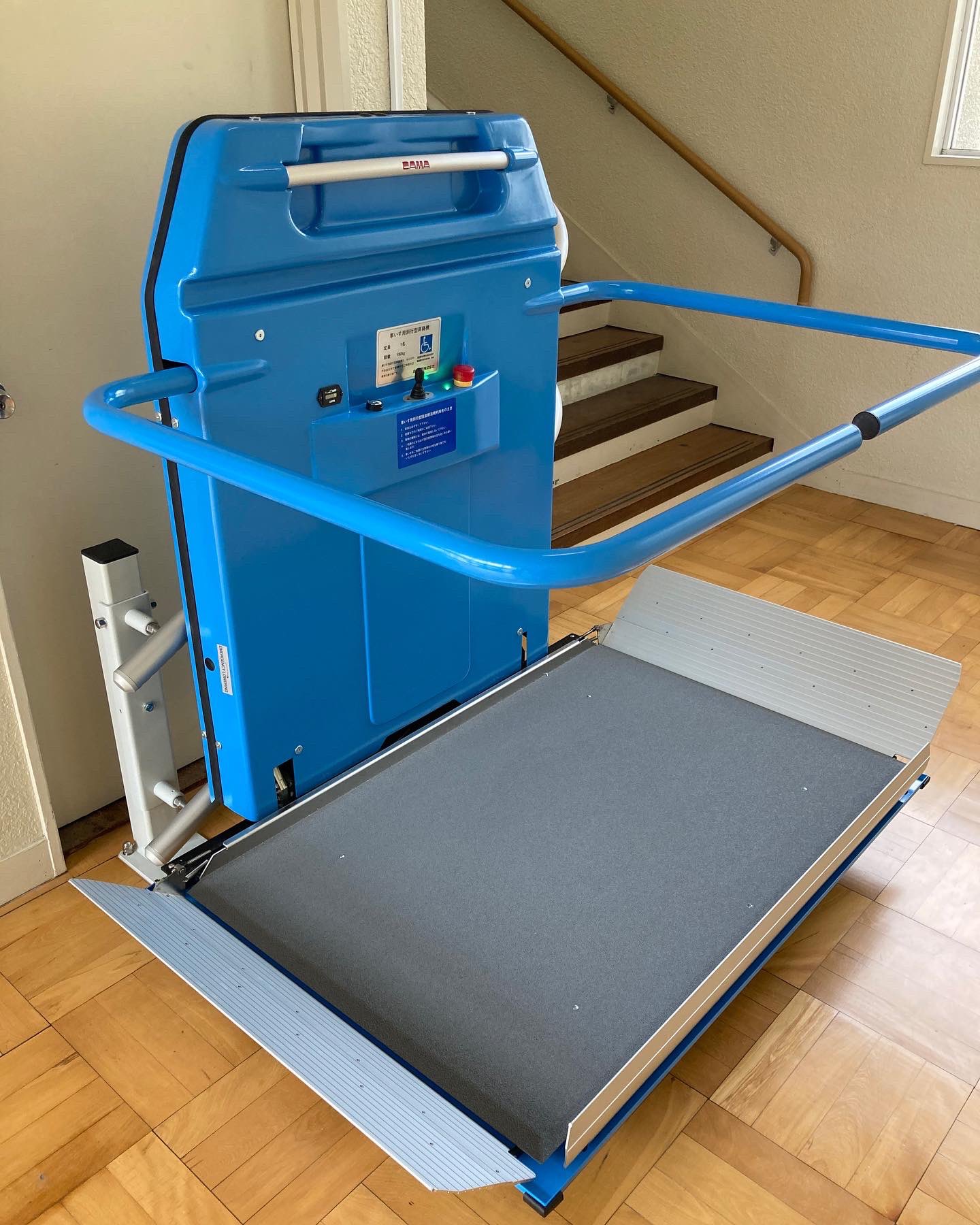 Koyo Engineering 広洋産業 先日宍粟市にある小学校に設置した車いす用階段昇降機シンフォニーは綺麗なブルー これは支援学級の名前 青空学級 に因んで先生たちが相談して決めた 色だそう 思い入れもひとしおですね 車いす用階段昇降機