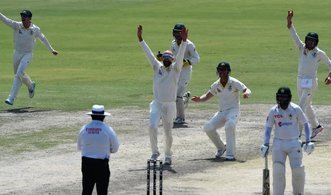 Nawaiwaqt_'s tweet photo. 🔴Live:
3rd Test, Lahore, Mar 21 - 25 2022, Australia tour of Pakistan
#Pakistan🇵🇰
(89.5 ov, target 351)
268 &
232/9
Day 5 - Session 3: Pakistan need 119 runs.
#BoysReadyHain #LahoreTest #LahoreStadium #PAKvsAUS #Cricket @TheRealPCBMedia @TheRealPCB @CricketAus https://t.co/KvUp144AKd